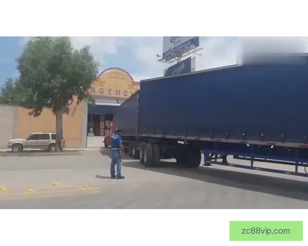 米兰迷拖挂广告车抗议卡迪纳莱